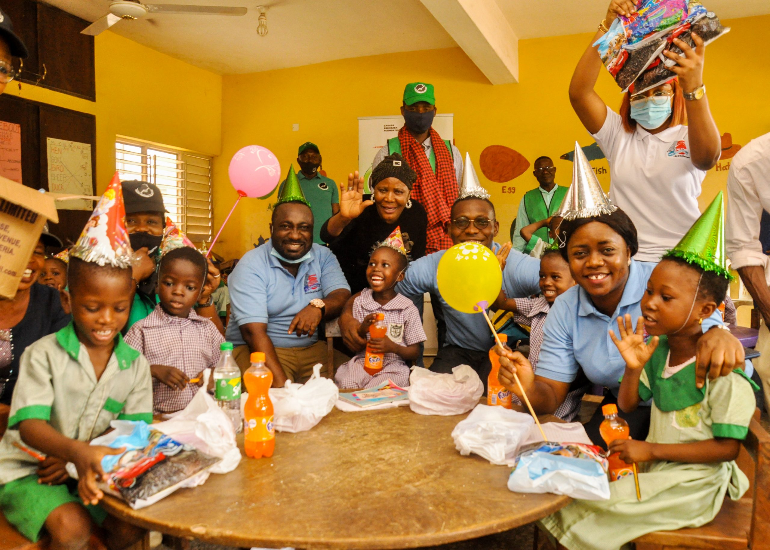 CEF volunteers feed school children