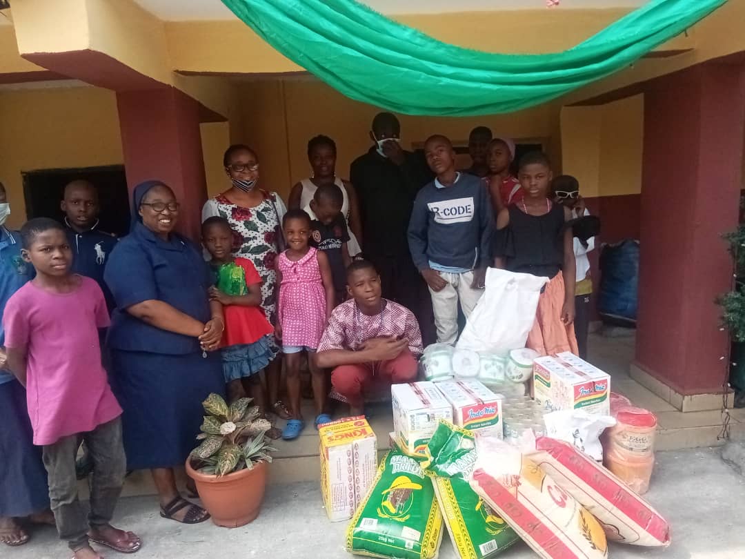 CEF gives to the needy at Christmas